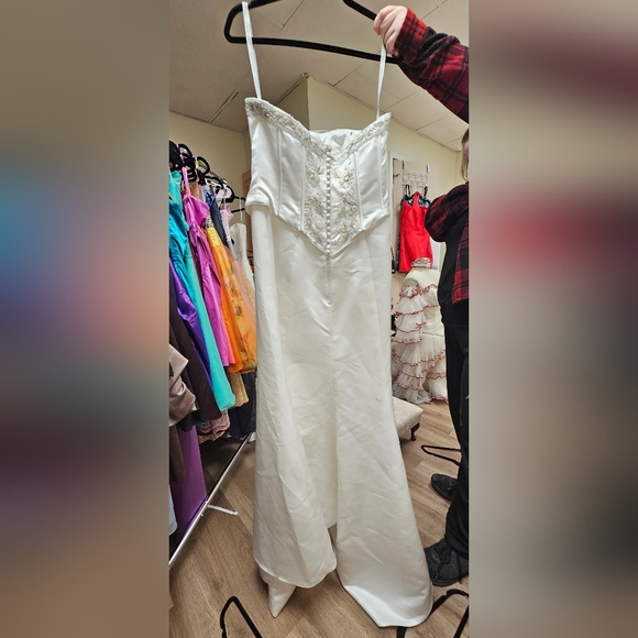 Alfred Angelo Wedding Gown - Picture 2 of 8